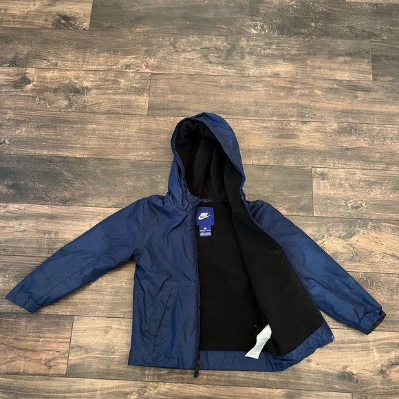 Nike mid-weight jacket - Picture 2 of 3